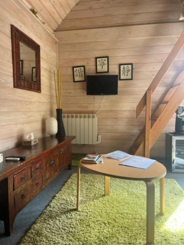 Gite Et Chambre D'Hote Gussignies Extérieur photo